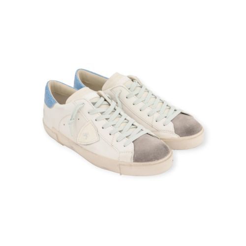 Philippe Model PRSX Low heren sneaker in wit met licht blauw. Philippe Model PRSX Low heren sneaker in wit met licht blauw.