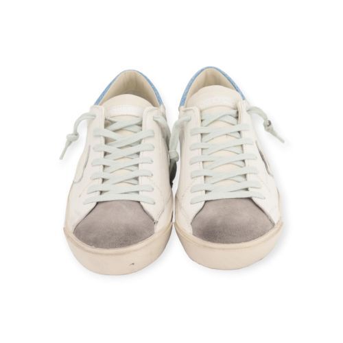 Philippe Model PRSX Low heren sneaker in wit met licht blauw. Philippe Model PRSX Low heren sneaker in wit met licht blauw.