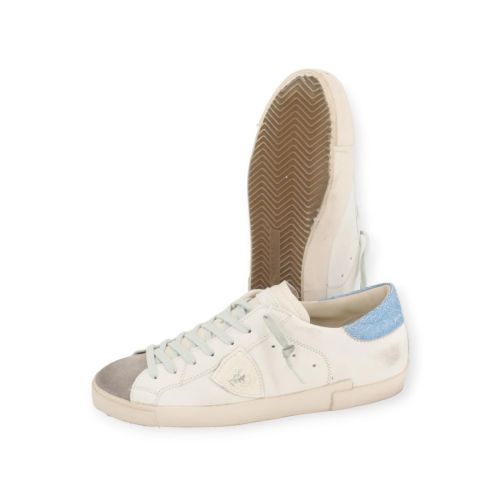 Philippe Model PRSX Low heren sneaker in wit met licht blauw. Philippe Model PRSX Low heren sneaker in wit met licht blauw.