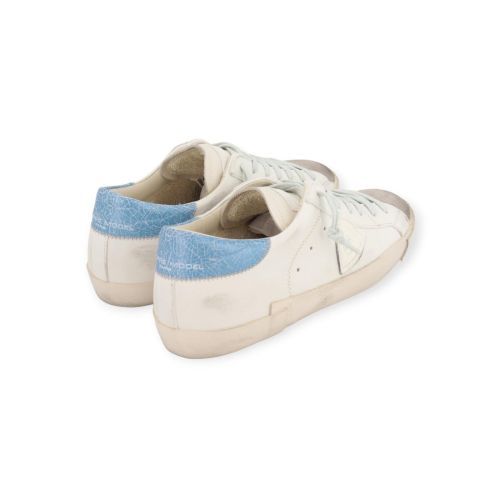 Philippe Model PRSX Low heren sneaker in wit met licht blauw. Philippe Model PRSX Low heren sneaker in wit met licht blauw.