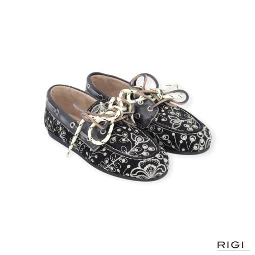 Posa Boat loafer Botanic in zwart suède voor dames. Posa Boat loafer Botanic in zwart suède voor dames.