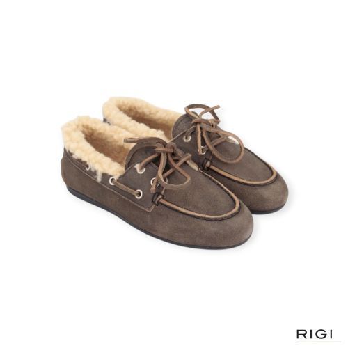 Posa Boat Loafer Brushed Fur dames mocassin in bruin / grijs suede met wol. Posa Boat Loafer Brushed Fur dames mocassin in bruin / grijs suede met wol.