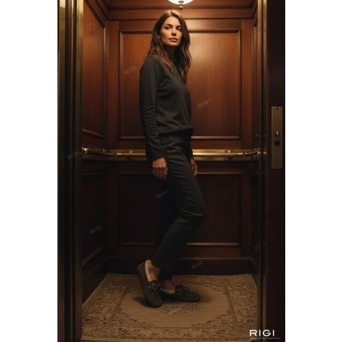 Posa Boat Loafer Brushed Fur dames mocassin in bruin / grijs suede met wol. Posa Boat Loafer Brushed Fur dames mocassin in bruin / grijs suede met wol.