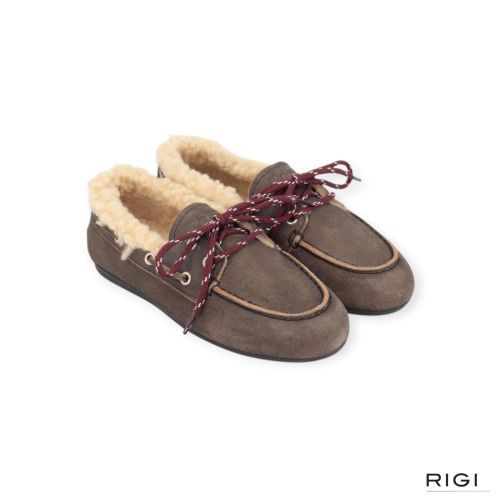 Posa Boat Loafer Brushed Fur dames mocassin in bruin / grijs suede met wol. Posa Boat Loafer Brushed Fur dames mocassin in bruin / grijs suede met wol.