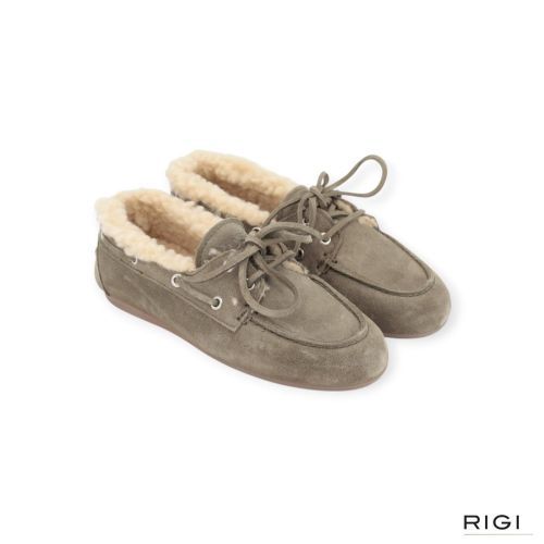 Posa Boat Loafer Brushed Fur dames mocassin in kaki / groen suede met wol. Posa Boat Loafer Brushed Fur dames mocassin in kaki / groen suede met wol.
