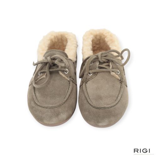 Posa Boat Loafer Brushed Fur dames mocassin in kaki / groen suede met wol. Posa Boat Loafer Brushed Fur dames mocassin in kaki / groen suede met wol.