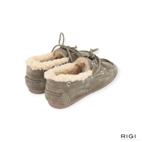 Posa Boat Loafer Brushed Fur dames mocassin in kaki / groen suede met wol. Posa Boat Loafer Brushed Fur dames mocassin in kaki / groen suede met wol.