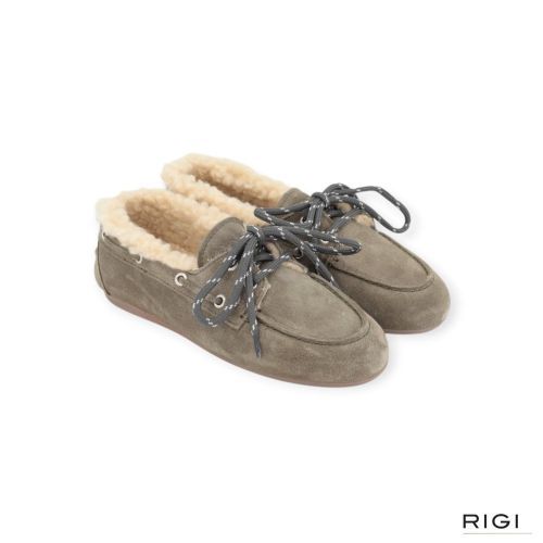 Posa Boat Loafer Brushed Fur dames mocassin in kaki / groen suede met wol. Posa Boat Loafer Brushed Fur dames mocassin in kaki / groen suede met wol.