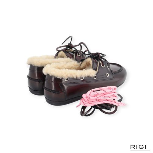 Posa Boat loafer Fur mocassin in burgundy, bordeaux leer voor dames. Posa Boat loafer Fur mocassin in burgundy, bordeaux leer voor dames.