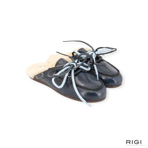 Posa Boat loafer Mule Hairy Fur slipper, muil in blauw glad leer met bont voor dames. Posa Boat loafer Mule Hairy Fur slipper, muil in blauw glad leer met bont voor dames.