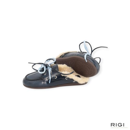 Posa Boat loafer Mule Hairy Fur slipper, muil in blauw glad leer met bont voor dames. Posa Boat loafer Mule Hairy Fur slipper, muil in blauw glad leer met bont voor dames.