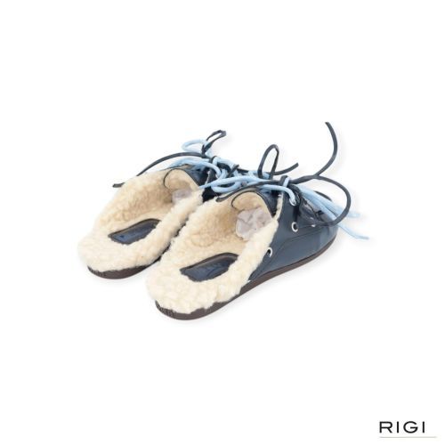 Posa Boat loafer Mule Hairy Fur slipper, muil in blauw glad leer met bont voor dames. Posa Boat loafer Mule Hairy Fur slipper, muil in blauw glad leer met bont voor dames.
