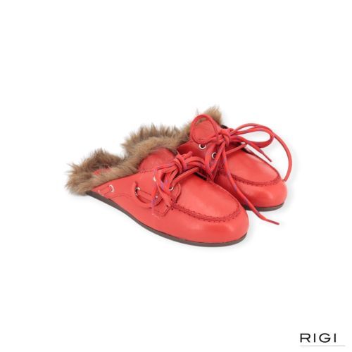 Posa boat loafer mule hairy fur dames slipper in rood leer. Posa boat loafer mule hairy fur dames slipper in rood leer.