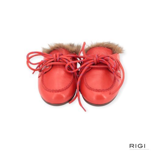 Posa boat loafer mule hairy fur dames slipper in rood leer. Posa boat loafer mule hairy fur dames slipper in rood leer.