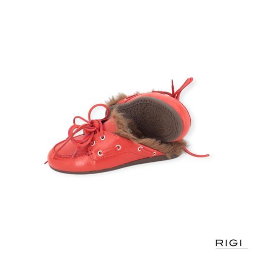 Posa boat loafer mule hairy fur dames slipper in rood leer. Posa boat loafer mule hairy fur dames slipper in rood leer.
