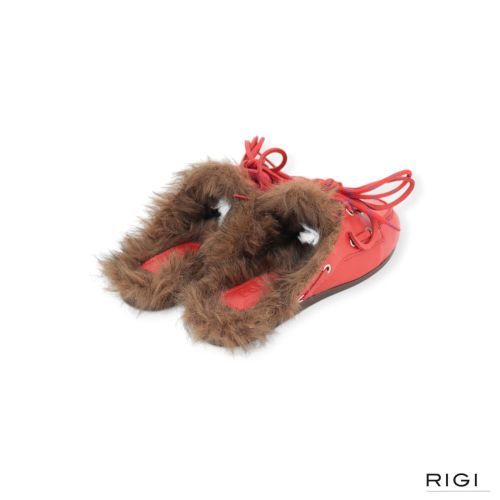 Posa boat loafer mule hairy fur dames slipper in rood leer. Posa boat loafer mule hairy fur dames slipper in rood leer.