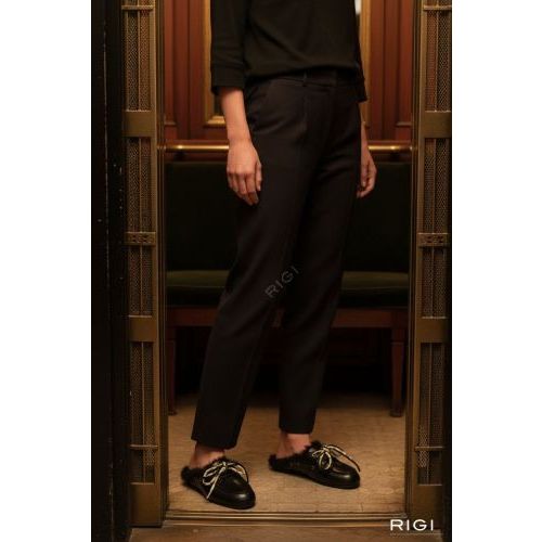 Posa boat loafer mule hairy fur dames slipper in zwart leer.