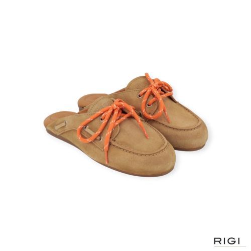 Posa Boatloafer muil, slipper in beige / tan suède voor dames.