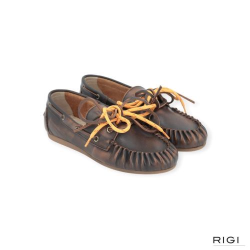 Posa Boat Loafer Wrinkled Brushed in donkerbruin leer voor dames. Posa Boat Loafer Wrinkled Brushed in donkerbruin leer voor dames.