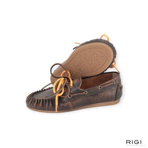 Posa Boat Loafer Wrinkled Brushed in donkerbruin leer voor dames. Posa Boat Loafer Wrinkled Brushed in donkerbruin leer voor dames.