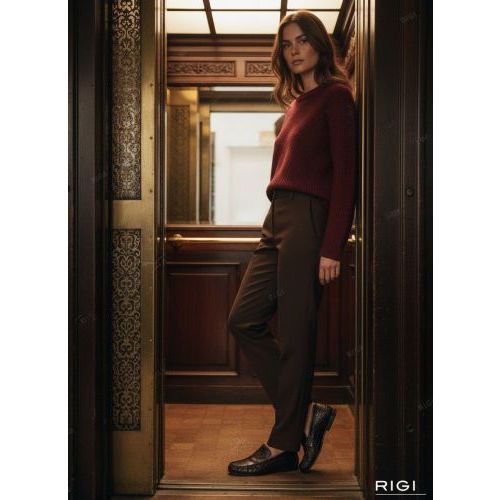 Posa penny loafer wrinkle croco PW43 in bordeaux crocco leer voor dames. Posa penny loafer wrinkle croco PW43 in bordeaux crocco leer voor dames.