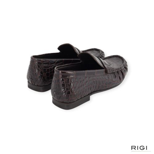 Posa penny loafer wrinkle croco PW43 in bordeaux crocco leer voor dames. Posa penny loafer wrinkle croco PW43 in bordeaux crocco leer voor dames.