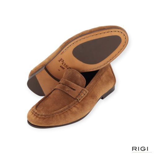 Posa Penny Loafer Wrinkle mocassin in cognac suède voor dames. 