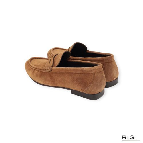 Posa Penny Loafer Wrinkle mocassin in cognac suède voor dames. 