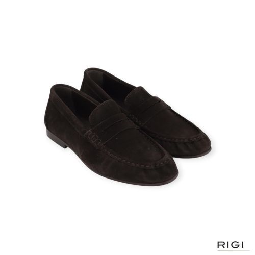 Posa Penny Loafer Wrinkle mocassin in donkerbruin suède voor dames. Posa Penny Loafer Wrinkle mocassin in donkerbruin suède voor dames.