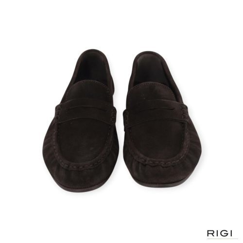 Posa Penny Loafer Wrinkle mocassin in donkerbruin suède voor dames. Posa Penny Loafer Wrinkle mocassin in donkerbruin suède voor dames.