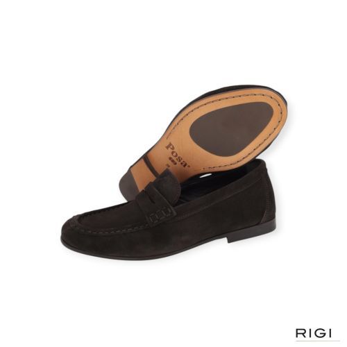 Posa Penny Loafer Wrinkle mocassin in donkerbruin suède voor dames. Posa Penny Loafer Wrinkle mocassin in donkerbruin suède voor dames.