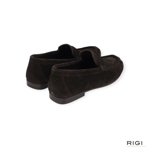 Posa Penny Loafer Wrinkle mocassin in donkerbruin suède voor dames. Posa Penny Loafer Wrinkle mocassin in donkerbruin suède voor dames.
