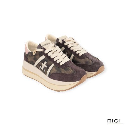 Premiata Bethcoin 8500 sneaker voor dames in paars, prune suède met camouflage en offwit leer. Premiata Bethcoin 8500 sneaker voor dames in paars, prune suède met camouflage en offwit leer.