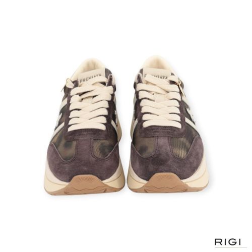 Premiata Bethcoin 8500 sneaker voor dames in paars, prune suède met camouflage en offwit leer. Premiata Bethcoin 8500 sneaker voor dames in paars, prune suède met camouflage en offwit leer.