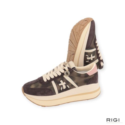 Premiata Bethcoin 8500 sneaker voor dames in paars, prune suède met camouflage en offwit leer. Premiata Bethcoin 8500 sneaker voor dames in paars, prune suède met camouflage en offwit leer.