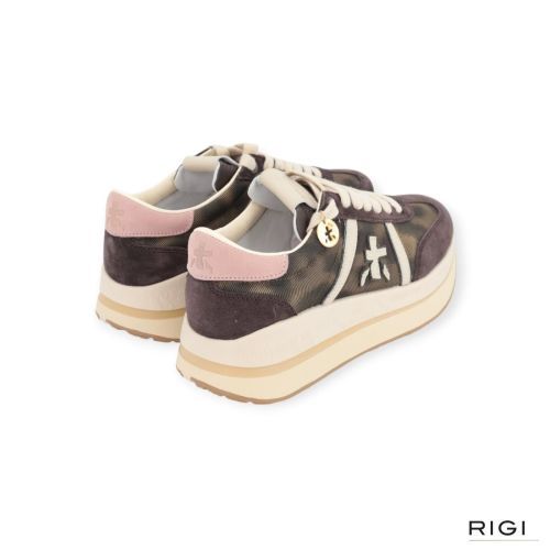 Premiata Bethcoin 8500 sneaker voor dames in paars, prune suède met camouflage en offwit leer. Premiata Bethcoin 8500 sneaker voor dames in paars, prune suède met camouflage en offwit leer.