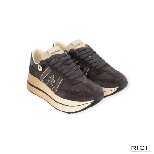 Premiata Bethcoin 8505 sneaker voor dames in grijs suède. Premiata Bethcoin 8505 sneaker voor dames in grijs suède.