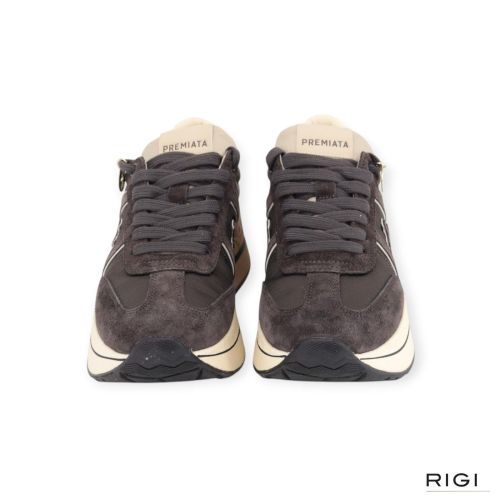 Premiata Bethcoin 8505 sneaker voor dames in grijs suède. Premiata Bethcoin 8505 sneaker voor dames in grijs suède.