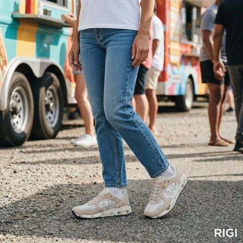 Premiata Mased sneaker in offwit leer met zand suède voor dames.