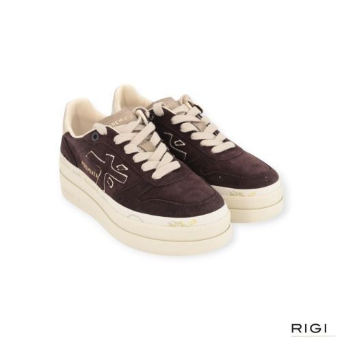 Premiata Micol 7894 sneaker voor dames in bruin suède. Premiata Micol 7894 sneaker voor dames in bruin suède.