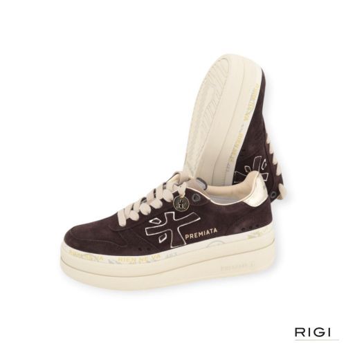 Premiata Micol 7894 sneaker voor dames in bruin suède. Premiata Micol 7894 sneaker voor dames in bruin suède.