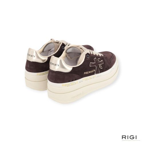 Premiata Micol 7894 sneaker voor dames in bruin suède. Premiata Micol 7894 sneaker voor dames in bruin suède.