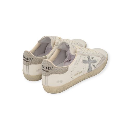 Premiata stevend dames sneaker in off wit leer.