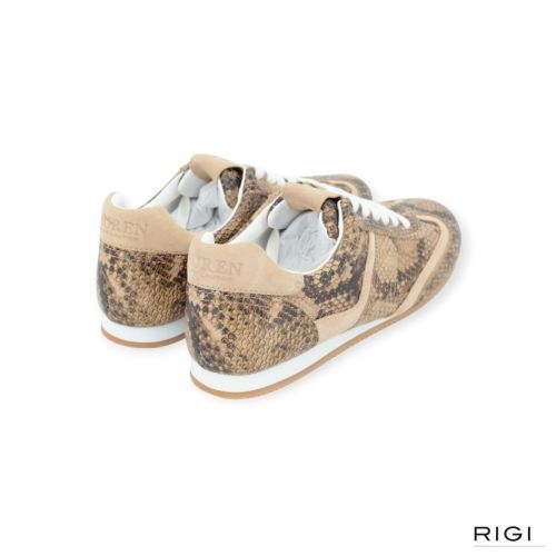 Polo Ralph Lauren sneaker Dani Low Snake in bruine - beige python suède voor dames. Polo Ralph Lauren sneaker Dani Low Snake in bruine - beige python suède voor dames.