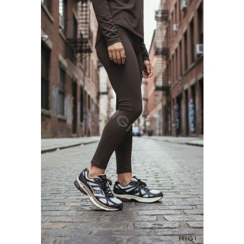 Saucony Progrid Guide 7 in bruin met wit leer voor dames. Saucony Progrid Guide 7 in bruin met wit leer voor dames.
