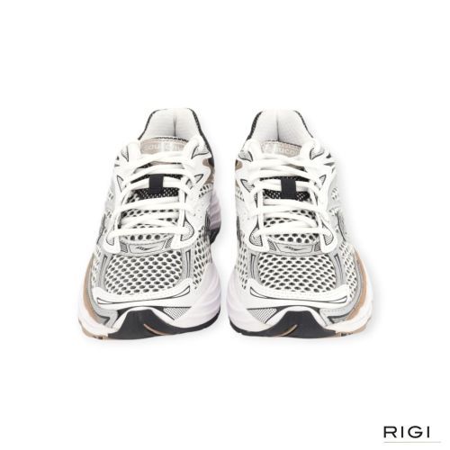 Saucony Progrid Omni 9 dames sneaker in wit met zwart suede en mesh. Saucony Progrid Omni 9 dames sneaker in wit met zwart suede en mesh.