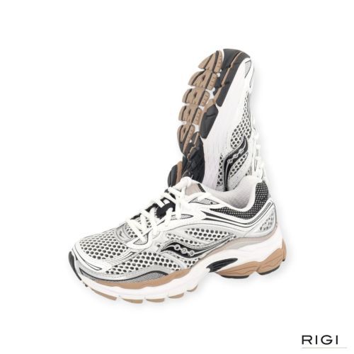 Saucony Progrid Omni 9 dames sneaker in wit met zwart suede en mesh. Saucony Progrid Omni 9 dames sneaker in wit met zwart suede en mesh.