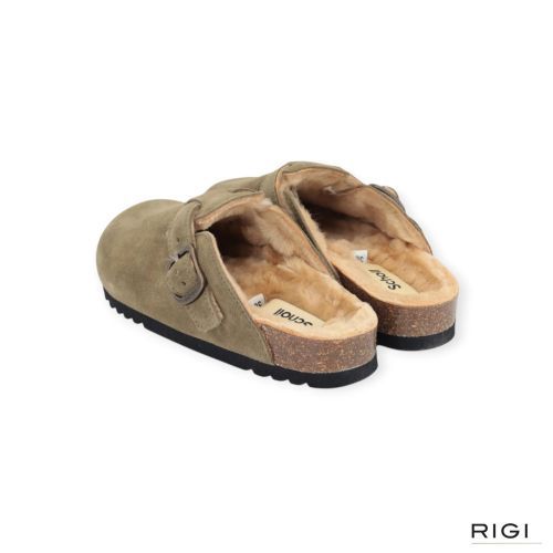 Scholl Fae New F 31810 pantoffel in kaki suède met wol voor dames. Scholl Fae New F 31810 pantoffel in kaki suède met wol voor dames.