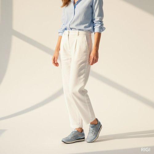 Softwaves Delta sneaker in lichtblauw metallic geperforeerd leer voor dames. Softwaves Delta sneaker in lichtblauw metallic geperforeerd leer voor dames.