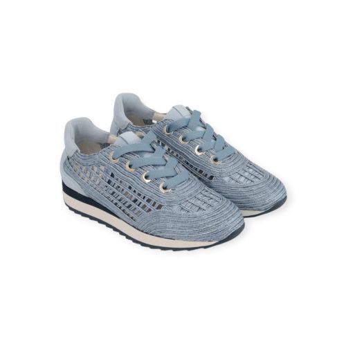 Softwaves Delta sneaker in lichtblauw metallic geperforeerd leer voor dames. Softwaves Delta sneaker in lichtblauw metallic geperforeerd leer voor dames.